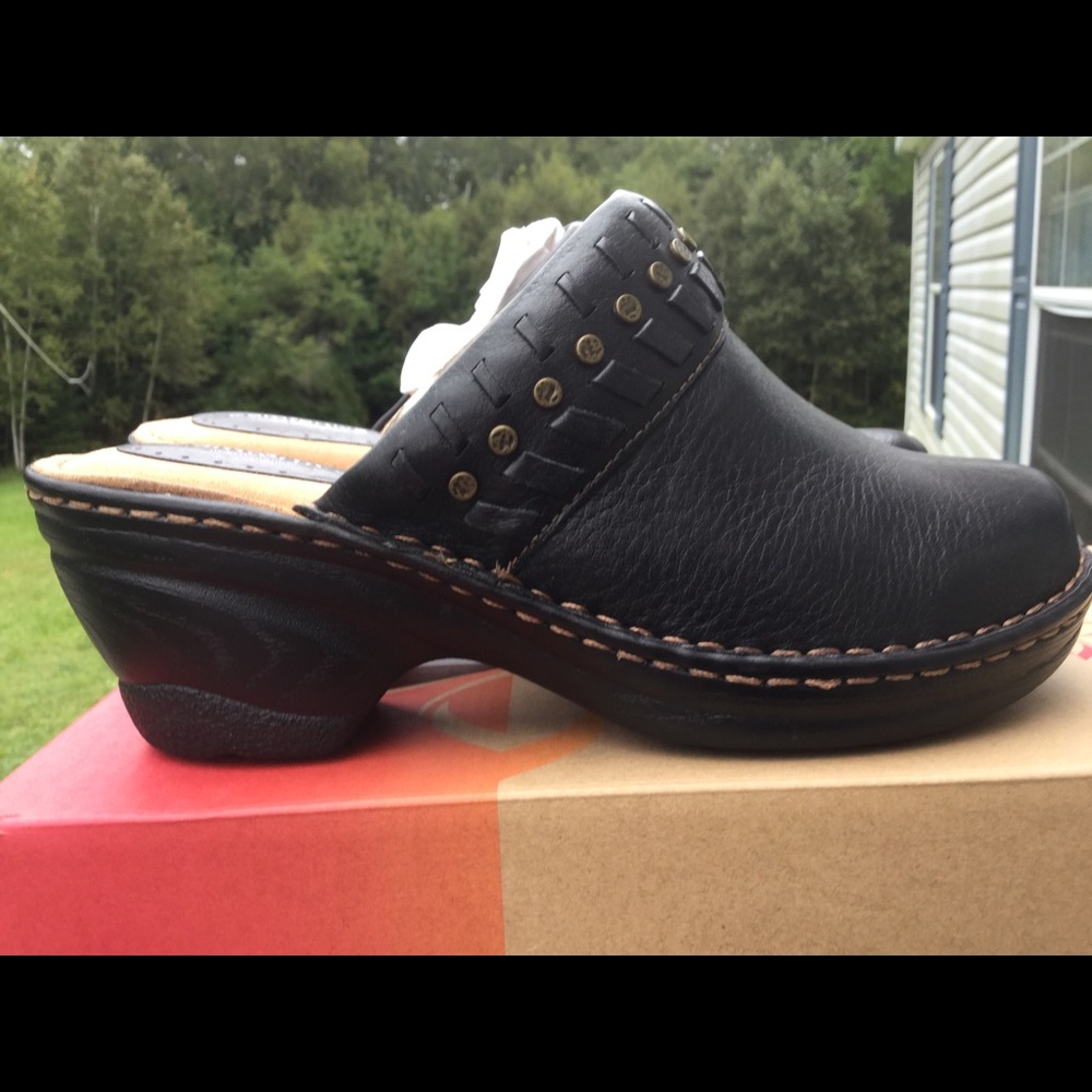 Comfortiva “Lorain” black clog style shoes